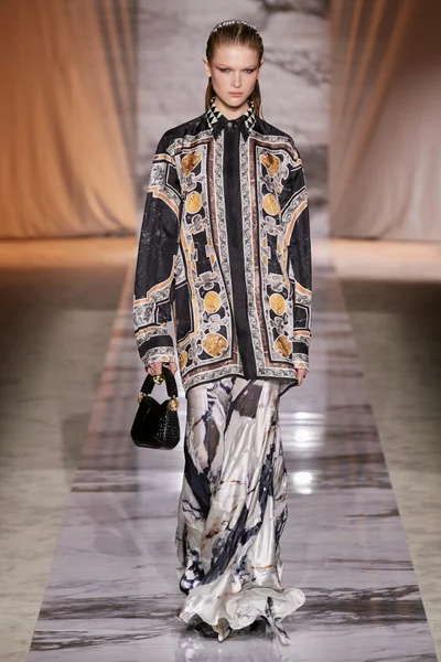Look 16